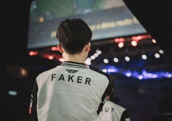 传奇杯 S2： FunPlus Phoenix 的三大核心持续施压，而 Wx 的 Ashe 独自挣扎； Doinb 的团队取得了他们的首场胜利。